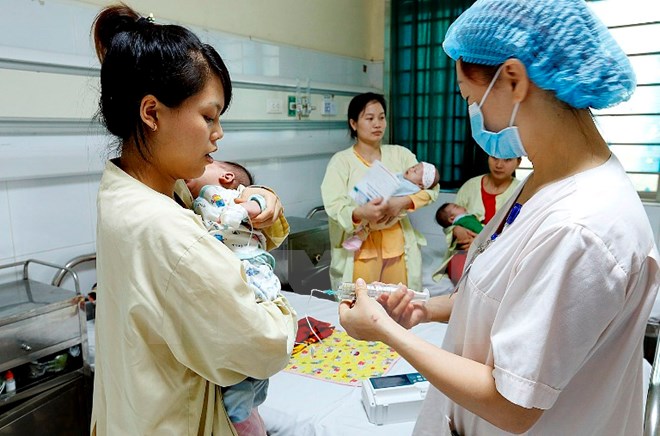 Chăm sóc, điều trị cho trẻ mắc bệnh ho gà tại khoa Truyền nhiễm, Bệnh viện Nhi Trung ương. (Ảnh: Dương Ngọc/TTXVN)