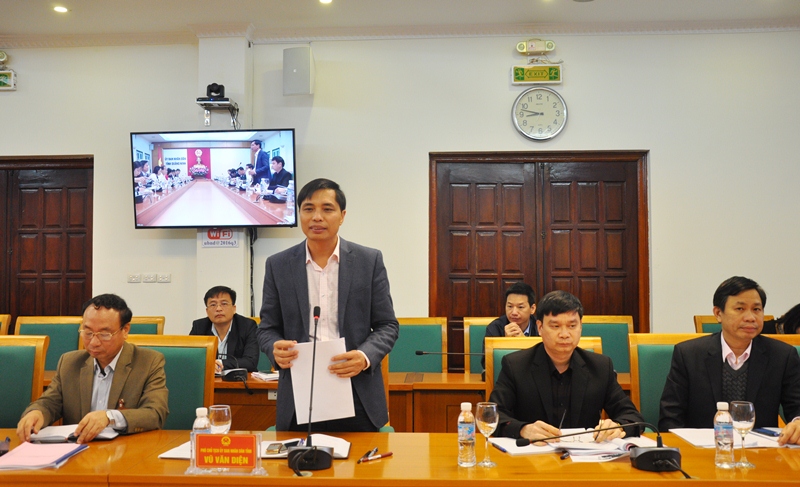 Đồng chí Vũ Văn Diện, Phó Chủ tịch UBND tỉnh đề xuất một số nội dung với Đoàn công tác.