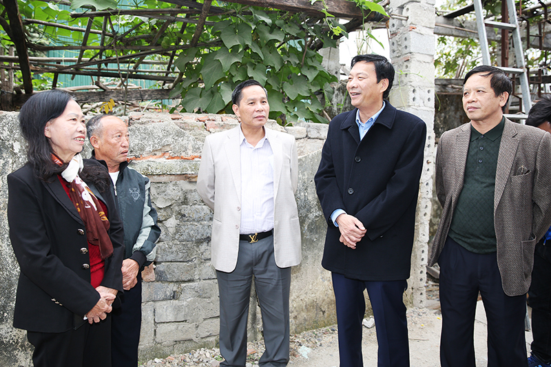 Đồng chí Nguyễn Văn Đọc, Bí thư Tỉnh ủy, Chủ tịch HĐND tỉnh chia sẻ những khó khăn của các hộ dân thời gian qua.