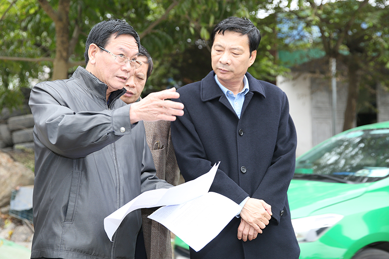 Đồng chí Nguyễn Văn Đọc, Bí thư Tỉnh ủy, Chủ tịch HĐND tỉnh nghe lãnh đạo Sở Xây dựng báo cáo quy hoạch vị trí xây dựng Bến xe khách Kênh Đồng