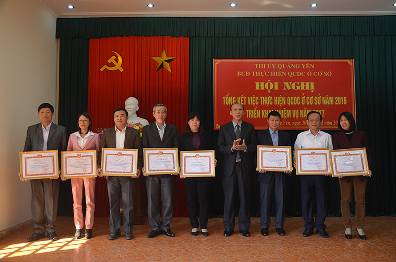 Thị uỷ Quảng Yên trao giấy khen cho các tập thể, cá nhân có thành tích xuất sắc trong thực hiện quy chế dân chủ ở cơ sở. 