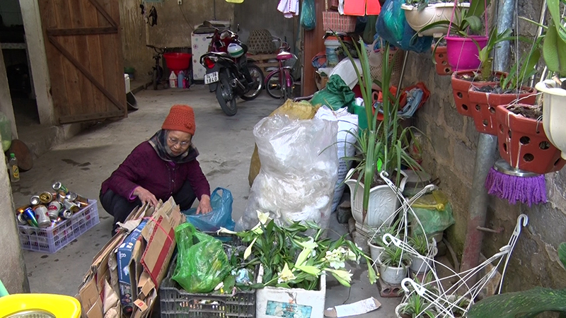 Bà Đào Thị Vắn, hội viên Chi hội Phụ nữ khu 5A, đang phân loại rác thải.