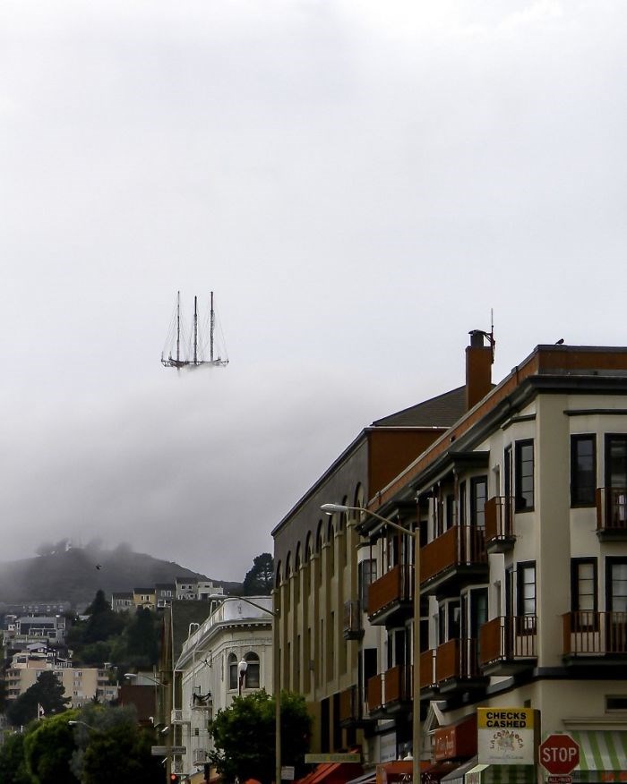 Mây mù khiến cho đỉnh tòa nhà giống như một con thuyền trôi bồng bềnh trong không gian. (Nguồn: boredpanda.com)