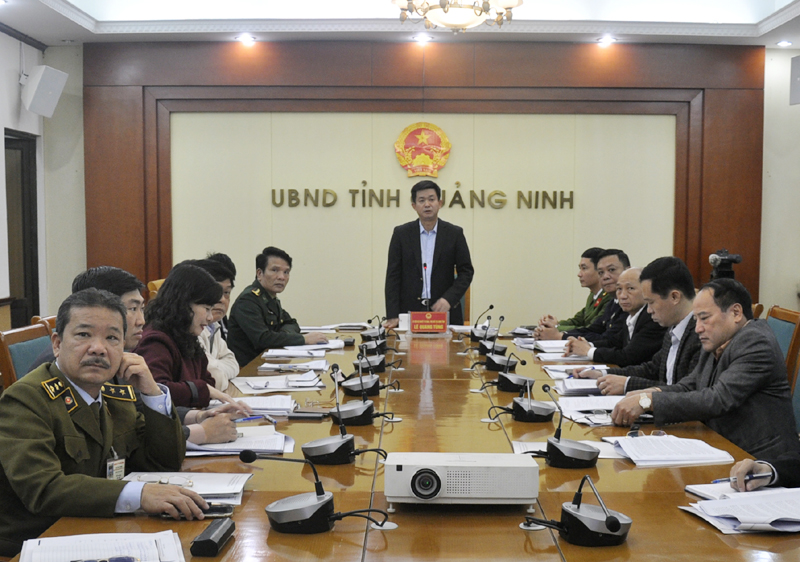 Đồng chí Lê Quang Tùng, Phó Chủ tịch UBND tỉnh phát biểu tại hội nghị trực tuyến.  