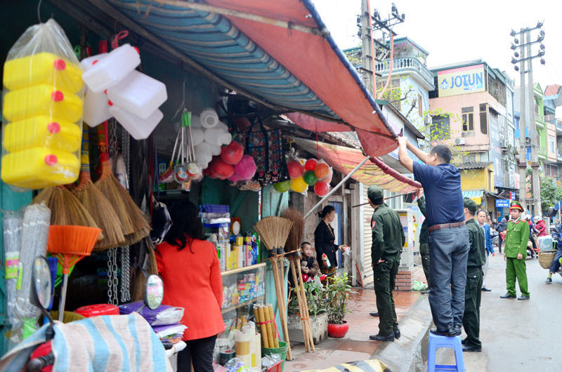 Nhiều hộ dân đã tự nguyên tháo dỡ mái che vi phạm ở khu vực chợ Sa Tô, phường Cao Xanh.