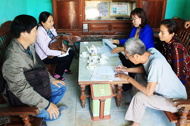 Người dân xã Thống Nhất, huyện Hoành Bồ nhận tiền đền bù và ký cam kết bàn giao mặt bằng phục vụ thi công cao tốc Hạ Long - Vân Đồn.