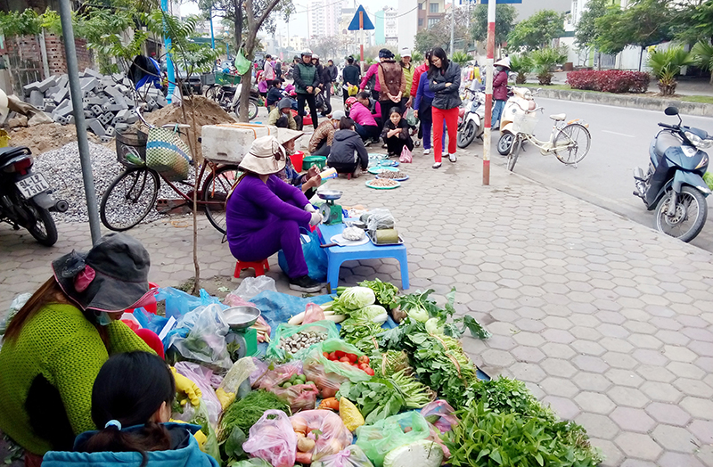 Tình trạng lấn chiếm lòng đường, vỉa hè họp chợ tạm ở tổ 6, khu 6, phường Hồng Hà (TP Hạ Long) diễn ra từ nhiều năm nay.