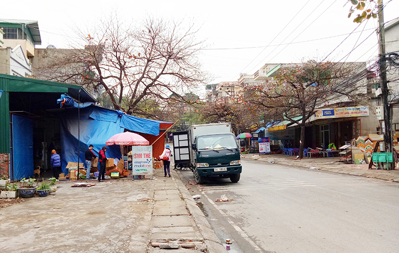 Hộ kinh doanh quây bạt lấn chiếm vỉa hè để kinh doanh trên trục đường Lê Lợi, phường Yết Kiêu (TP Hạ Long).