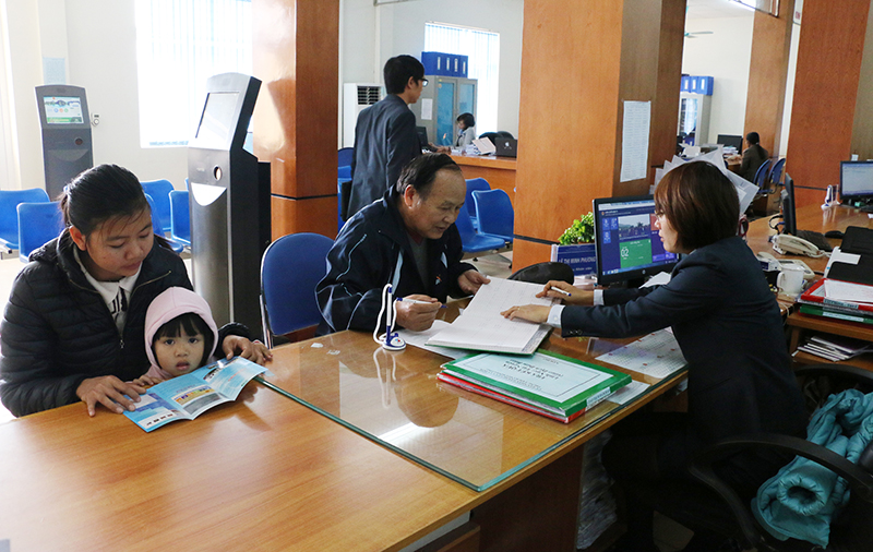 Công chức Trung tâm Hành chính công huyện Vân Đồn hướng dẫn người dân thực hiện các thủ tục hành chính.