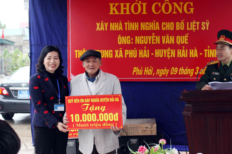 Ban chỉ huy quân sự huyện và Phòng Lao động Thương binh và xã hội huyện Hải Hà trao kinh phí hỗ trợ cho gia đình