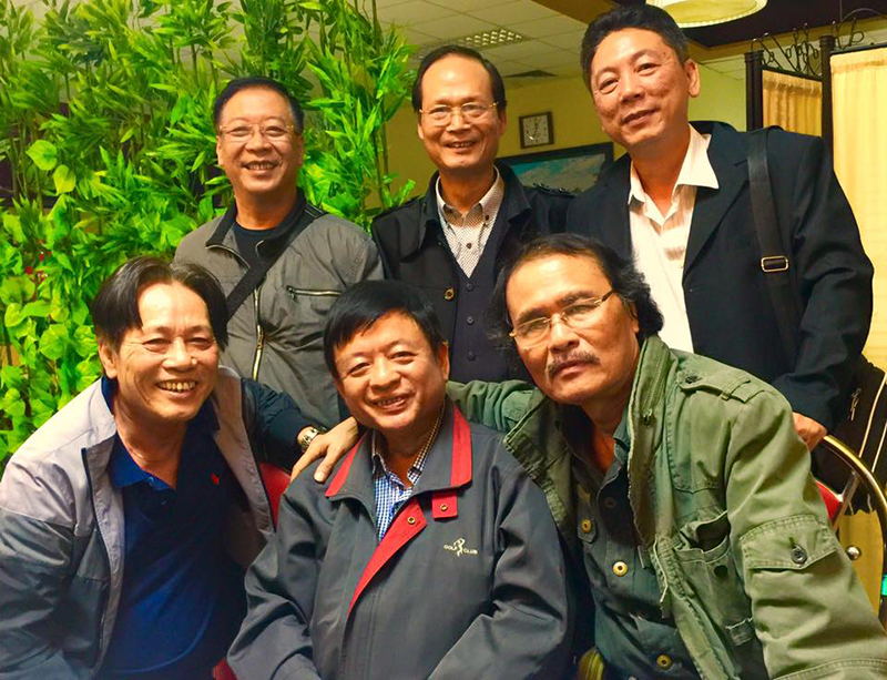 Nhạc sĩ Đỗ Hồng Quân (người ngồi giữa, hàng trên) và các nhạc sĩ Quảng Ninh.