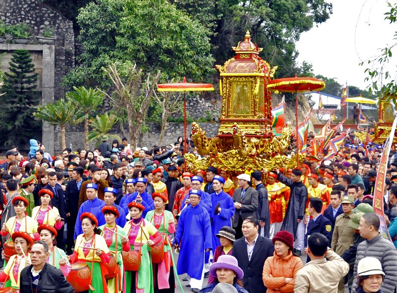 Nghi lễ rước tượng Hưng Nhượng Vương Trần Quốc Tảng trong lễ hội đền Cửa Ông năm 2017.                                                     Ảnh: Ngô Dịu