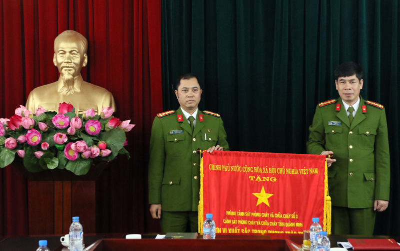Tại hội nghị giao ban, thừa ủy quyền của Thủ tướng Chính Phủ, Đại tá Phí Văn Minh, Giám đốc CS PCCC tỉnh đã trao cờ cho CBCS Phòng CS PCCC số 3 (ảnh).