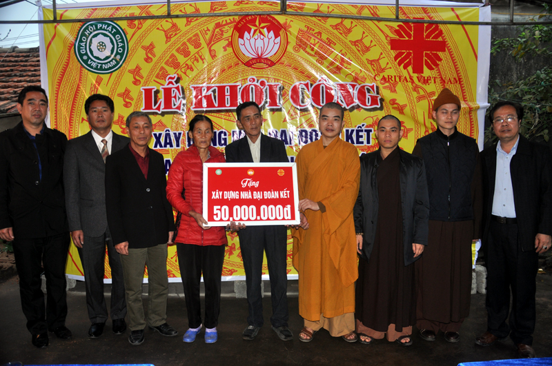 Đại diện Giáo hội phật giáo Việt Nam tỉnh Quảng Ninh và các Giáo hạt công giáo tỉnh trao tiền hỗ trợ 50 triệu đồng cho gia đình ông Viên.