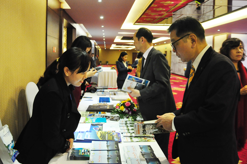 Đại diện doanh nghiệp Nhật Bản tìm hiểu thông tin về Vịnh Hạ Long.
