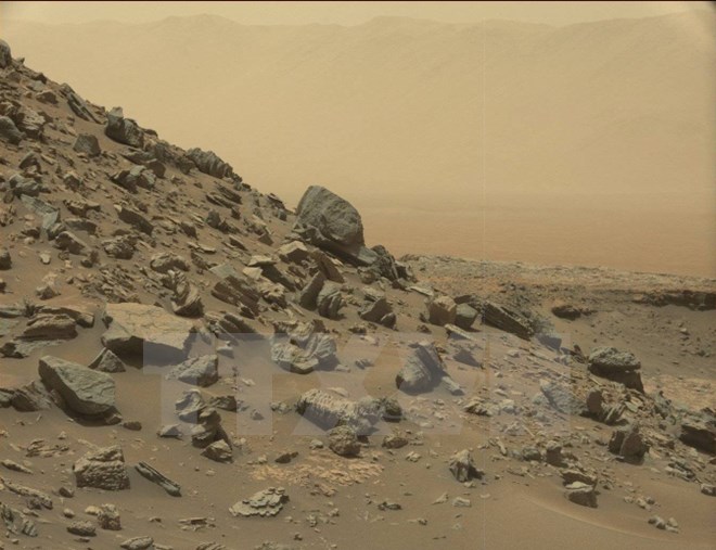 Phần vách một núi lửa của Sao Hỏa có thể nhìn thấy qua lớp tro bụi được chụp từ tàu Curiosity. (Nguồn: EPA/TTXVN)