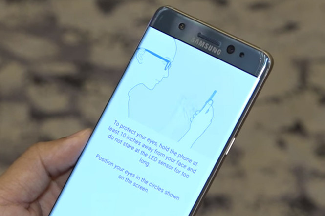 Máy quét vân tay sẽ được Samsung thay thế bởi những tính năng sinh trắc học khác. Ảnh: AFP