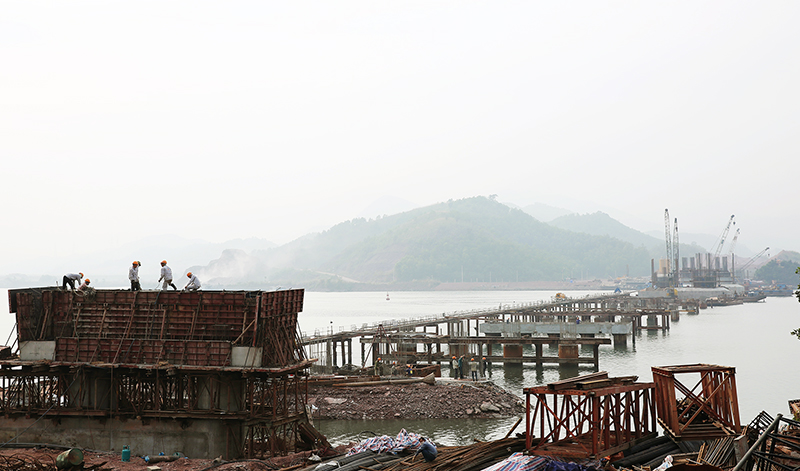 Cầu Cẩm Hải vượt sông Tài Xá - Mũi Chùa, kết nối TP Cẩm Phả với huyện Vân Đồn có chiều dài 729m, rộng 24,5m quy mô 4 làn xe, được thiết kế xây dựng là cầu bê tông cốt thép dự ứng lực với 15 trụ, 16 nhịp.