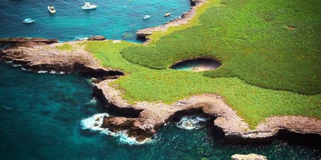 Bãi biển siêu thực này nằm ở quần đảo Marietas, Mexico. Từ trên cao, điểm đến này nhìn như một lỗ hổng lớn trên mặt đất. Ảnh: Buzzfeed.