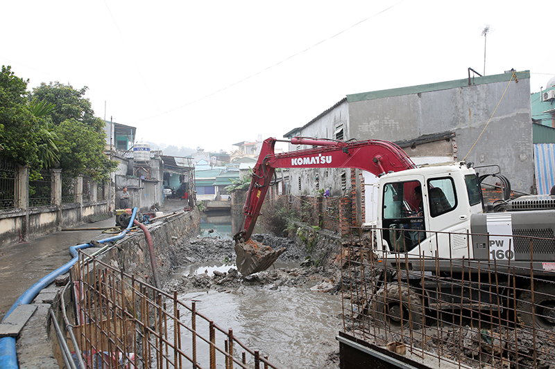 Ban quản lý công trình Thành phố Hạ Long đã huy động trang thiết bị máy móc, nhân lực nạo vét, tạo mặt bằng tại khu vực đầu cống thoát nước.