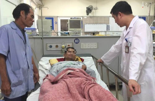 Sinh viên bị ngộ độc rượu methanol đang được điều trị ở Bệnh viện Bạch Mai. Ảnh: Thế Anh.