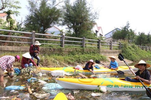 Đoàn khách du lịch đi qua nhiều đoạn trên sông Hoài ngập rác. Ảnh báo: Người Lao động