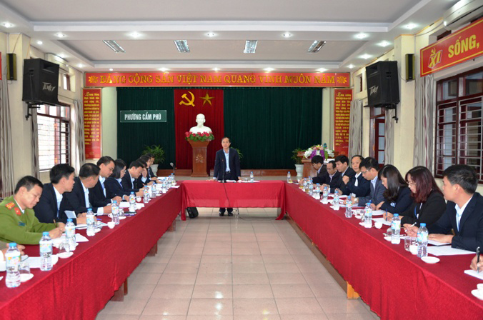 Thường trực Thành uỷ Cẩm Phả làm việc với Đảng bộ phường Cẩm Phú về triển khai các nghị quyết và nhiệm vụ năm 2017. 		     Ảnh: Bạch Dương (Đài Cẩm Phả)