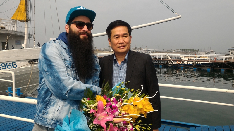 Lãnh đạo Sở Du lịch tặng hoa đạo diễn phim Kong: Skull Island (Đảo đầu lâu), Đại sứ du lịch Việt Nam Jordan Vogt-Roberts