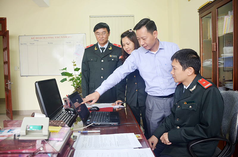 Đồng chí Lê Văn Ánh, Chánh Thanh tra tỉnh (thứ 2, phải sang) trao đổi công việc với cán bộ của đơn vị.
