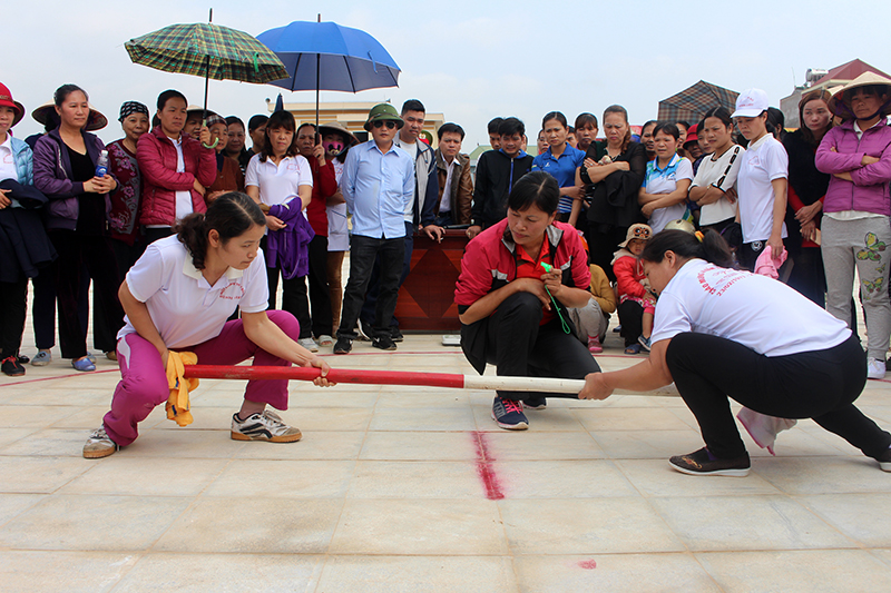 Thi đấu đẩy gậy tại Lễ hội đình Lục Nà (huyện Bình Liêu) năm 2017.