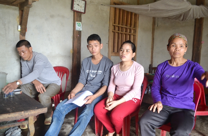 Gia đình chị Sải Thị Chinh trình bày vụ việc với phóng viên.