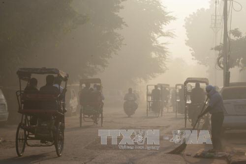 Khói mù dày đặc bao trùm thủ đô New Delhi, Ấn Độ. Ảnh: AFP/TTXVN