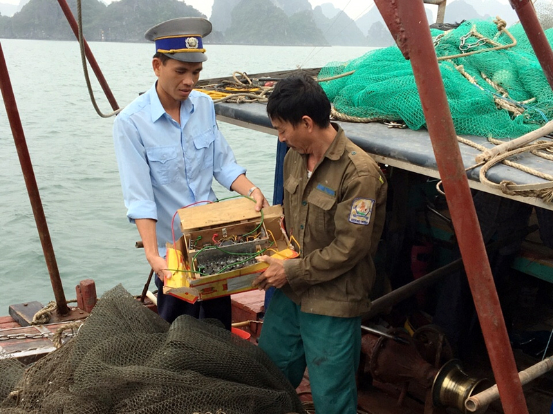 Tang vật tịch thu từ vụ vi phạm tàng trữ kích điện tại Vịnh Hạ Long của tàu cá tàu cá biển số QN-1068-TS do ông Tạ Văn Sông có địa chỉ thường trú tại Phường Phương Nam, thành phố Uông Bí.