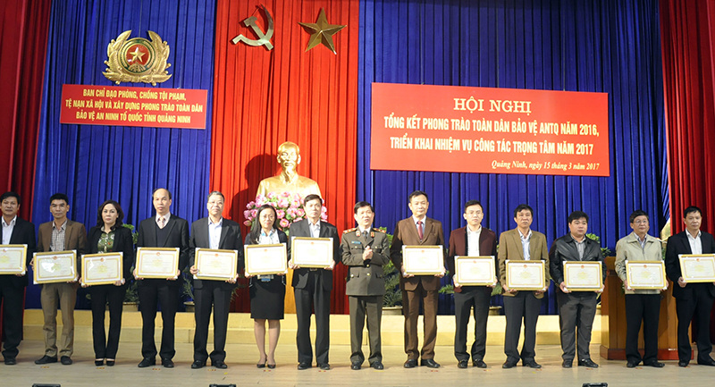 Trung tướng Nguyễn Văn Sơn, Thứ trưởng Bộ Công an tặng cờ, bằng khen của Bộ Công an cho các tập thể.
