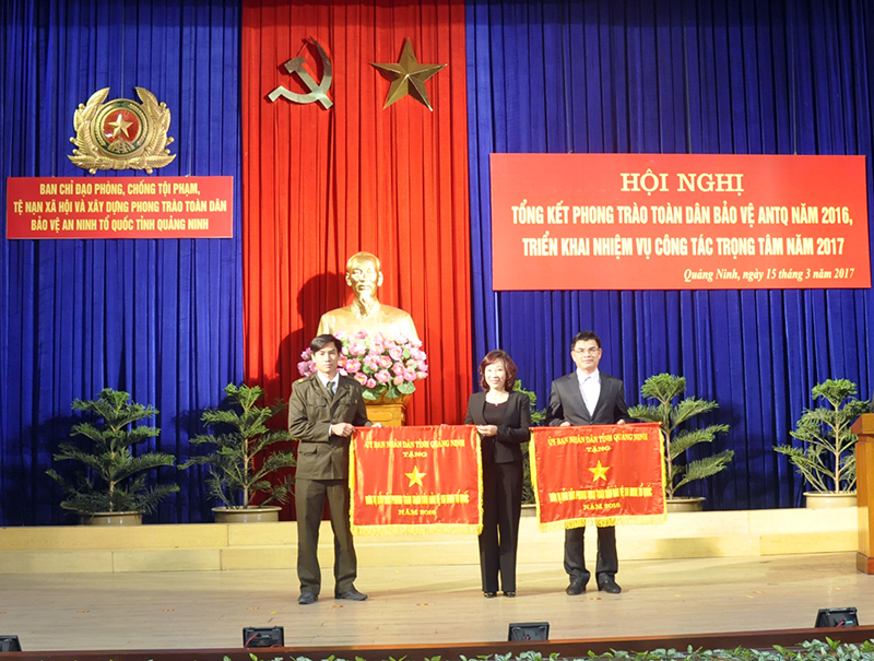 Trung tướng Nguyễn Văn Sơn, Thứ trưởng Bộ Công an tặng cờ, bằng khen của Bộ Công an cho các tập thể.