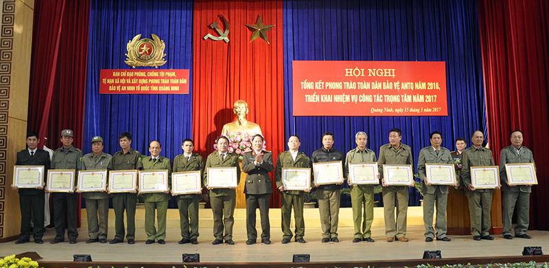 Đại tá  Đỗ Văn  Lực, Giám đốc Công an tỉnh trao tặng danh hiệu đơn vị quyết thắng cho các tập thể.