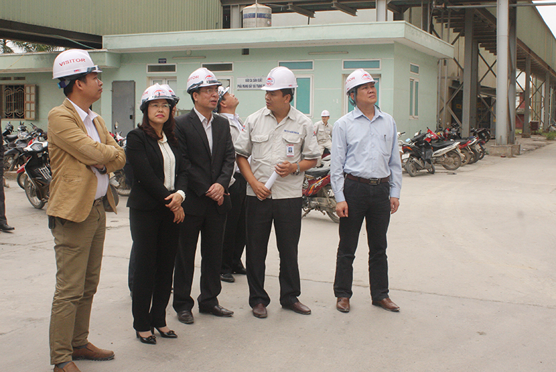 Tổ công tác số 1 của Đoàn giám sát kiểm tra việc thực hiện công tác vệ sinh an toàn lao động tại Công ty Cổ phần xi măng Thăng Long.