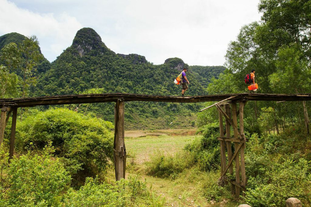 Khám phá hang Tú Làn - Quảng Bình (Nguồn ảnh: Oxalis)