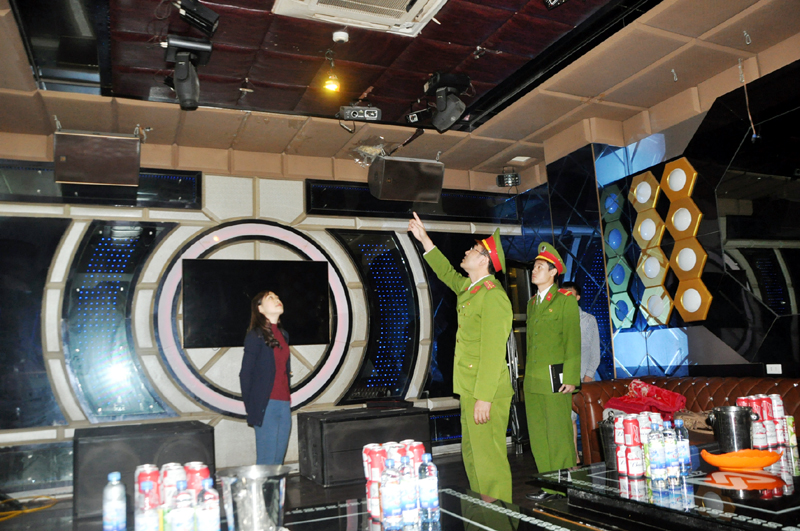 Cán bộ, chiến sĩ Phòng Cảnh sát PCCC số 1 kiểm tra công tác PCCC tại cơ sở Karaoke Kinh Đô Club.