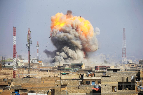 Khói bốc lên từ một vụ không kích chống IS ở Mosul. Ảnh: Reuters
