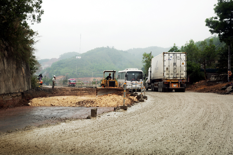 Theo nhà thầu thi công gói thầu số 3, đến 26-2-2017 mới có mặt bằng để thi công đoạn đỉnh dốc Mông Dương, vì thế hiện nhà thầu đang tập trung thi công nền đường.