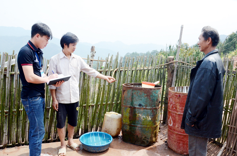 Cán bộ xã Đồng Tâm khảo sát điều kiện nước sinh hoạt của gia đình anh Phùn Phu Sáng, ở điểm di dãn dân Co Tăng, thôn Ngàn Phe để có giải pháp hỗ trợ phù hợp.