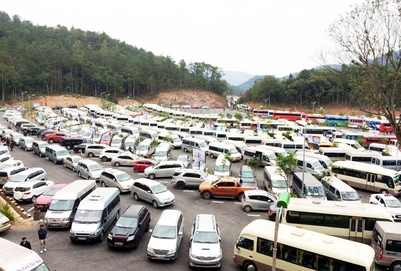 Bến xe dốc Hạ Kiệu có sức chứa trên 2.000 xe ô tô đã góp phần giải quyết ách tắc giao thông trong những ngày hội xuân Yên Tử vừa qua.