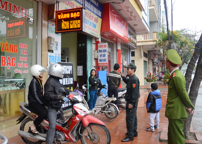 Lực lượng chức năng phường Hồng Hải nhắc nhở các hộ dân trên trục đường Nguyễn Văn Cừ chấp hành nghiêm quy định không lấn chiếm vỉa hè, lòng đường.