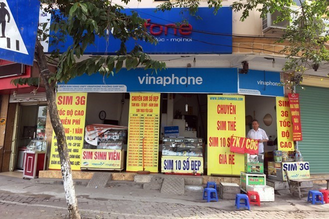 Một cửa hàng bán SIM thẻ tại đường Giải Phóng, Hà Nội. (Ảnh minh họa: Vietnam+)