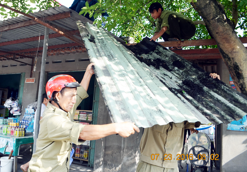 Lực lượng chức năng TP Uông Bí tháo dỡ mái che lấn chiếm vỉa hè tại phường Phương Đông.