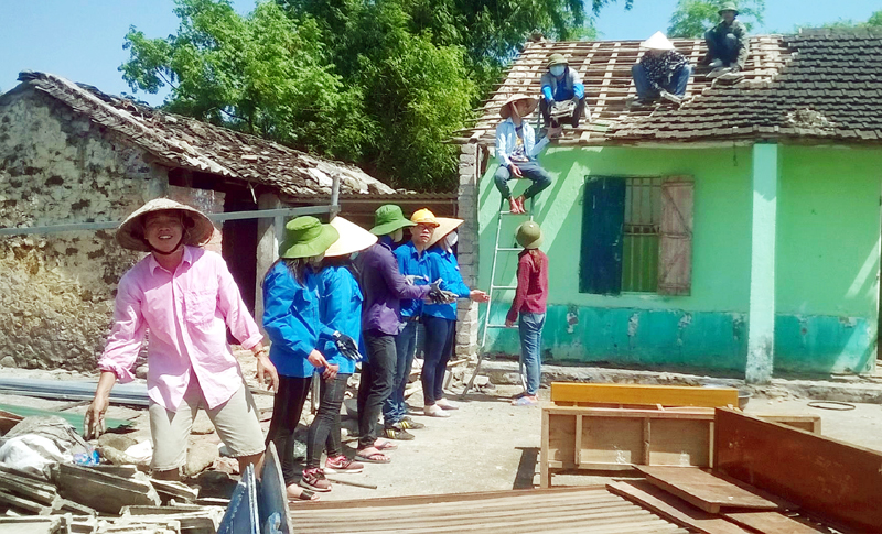 ĐVTN thôn 1, xã Quảng Điền giúp các hộ dân di chuyển nhà, bàn giao mặt bằng xây dựng KCN Texhong Hải Hà.