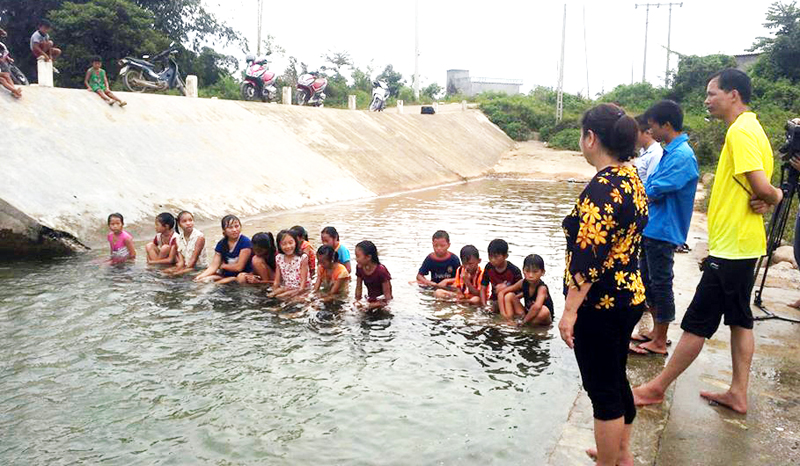 Các ĐVTN thị trấn Quảng Hà hướng dẫn bơi cho thiếu niên.