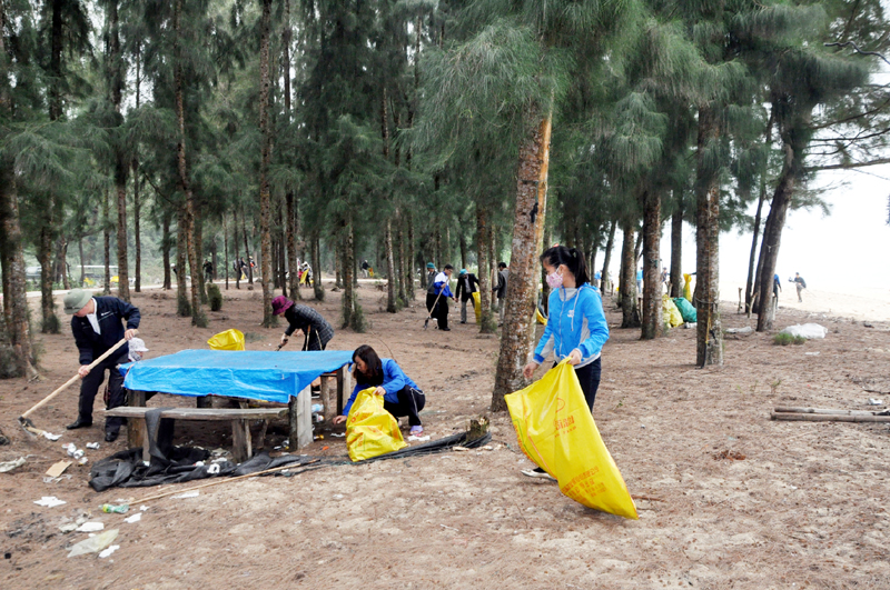 ĐVTN xã Cái Chiên ra quân dọn vệ sinh môi trường bãi biển.  