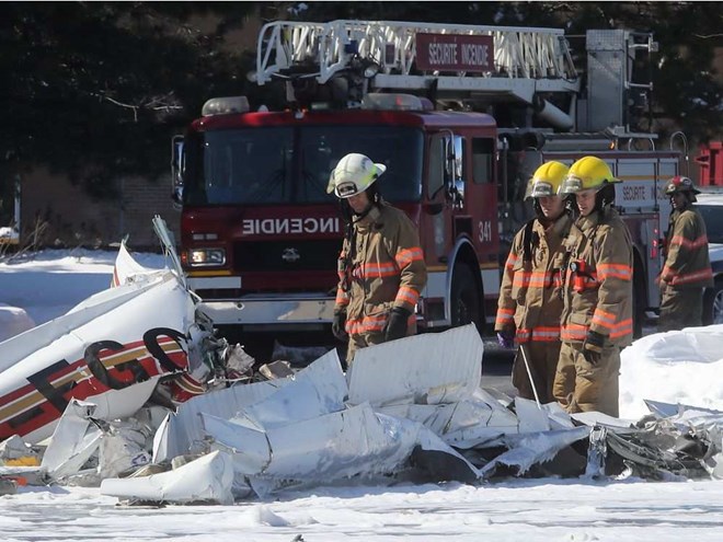 Một chiếc máy bay rơi xuống bãi đậu xe, trong khi một chiếc khác rơi xuống mái của trung tâm mua sắm. (Nguồn: montrealgazette.com)